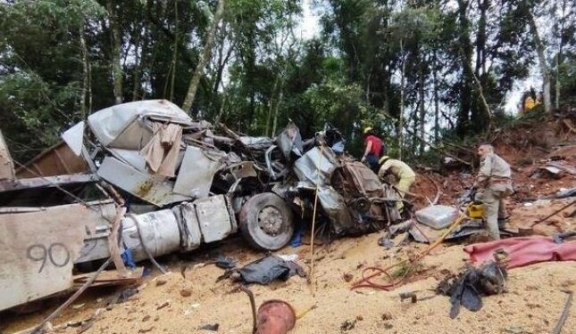 Três pessoas morrem em acidente entre duas carretas e carro na BR 153