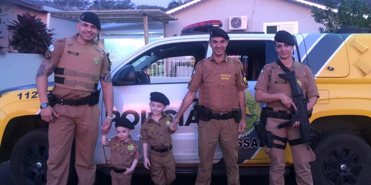 Polícia Militar de Missal presenteia fãs e aniversariante com fardas da PMPR