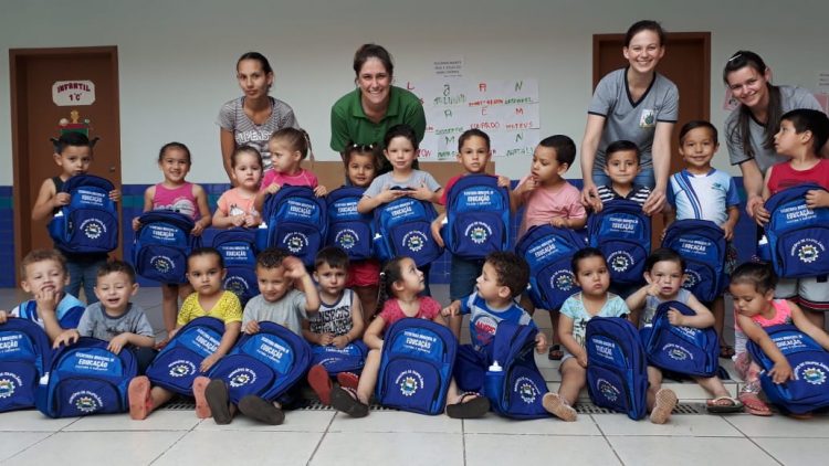 Itaipulândia: Alunos da rede municipal recebem mochilas