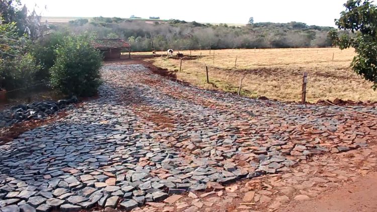 Produtores de Itaipulândia são beneficiados com pavimentação rural