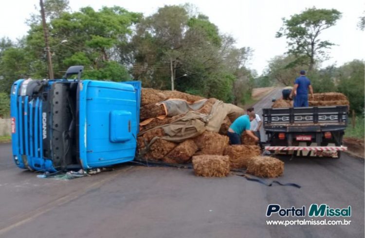 PRE de Santa Helena atende tombamento na PR 497 em Itaipulândia