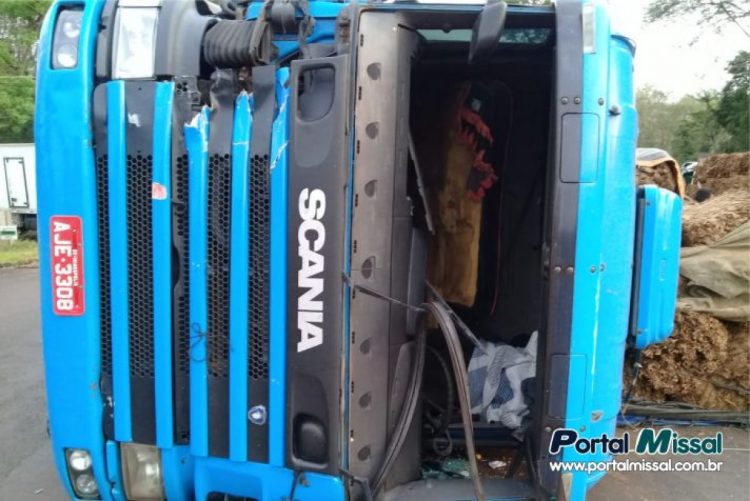 PRE de Santa Helena atende tombamento na PR 497 em Itaipulândia