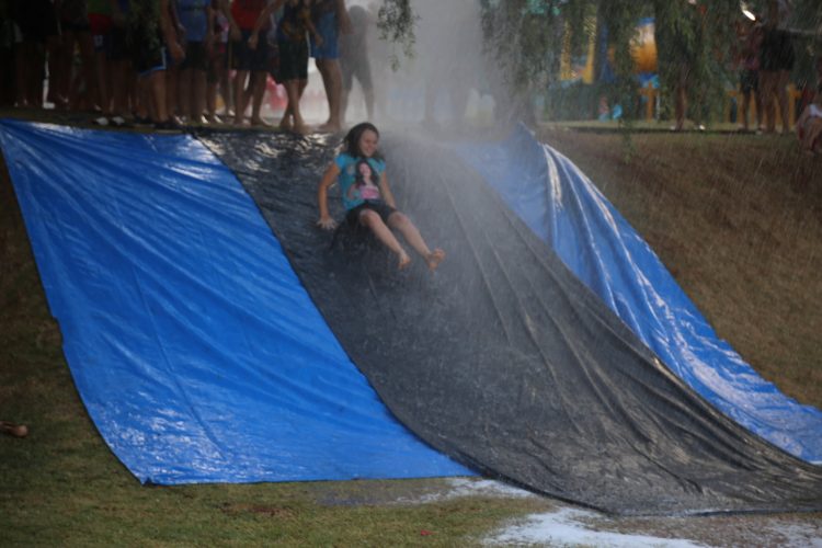 Itaipulândia: Grupo de Jovens do Caramuru proporciona tarde recreativa para as crianças