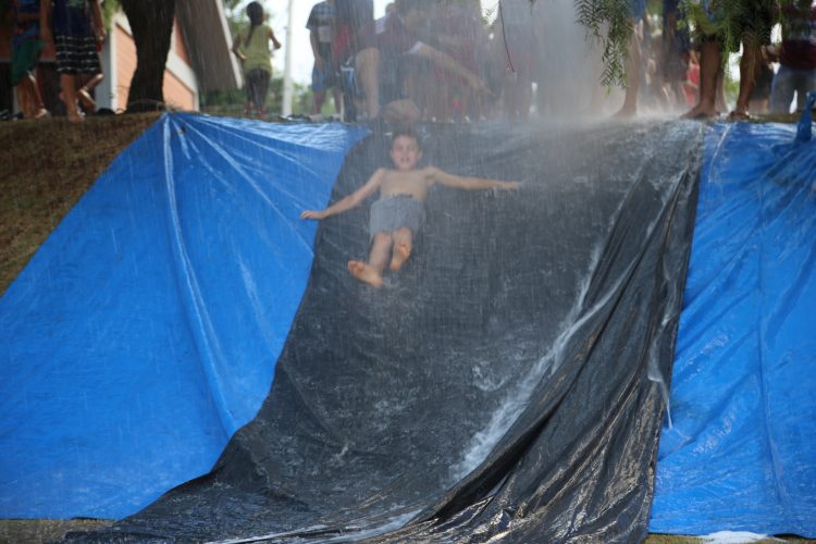 Itaipulândia: Grupo de Jovens do Caramuru proporciona tarde recreativa para as crianças