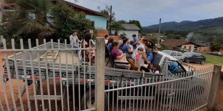 Cinco pessoas morrem e mais de 20 ficam feridas após veículo cair em ribanceira no Paraná