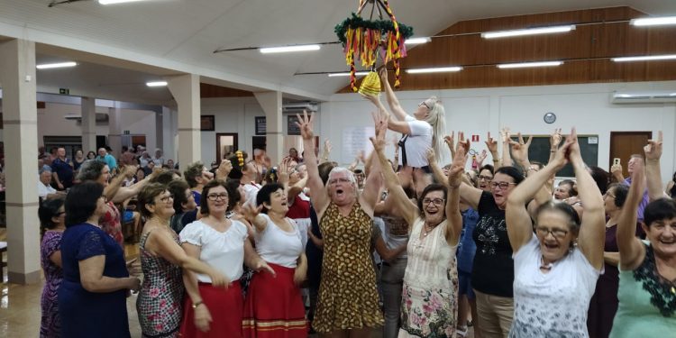 Grupo de Idosos Sempre Alegre de Missal realiza baile do kerb