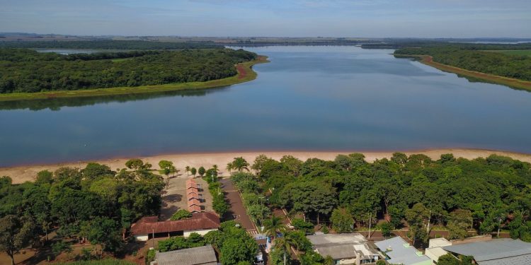 Praia de Itaipulândia recebe tela de proteção para evitar acidentes com piranha
