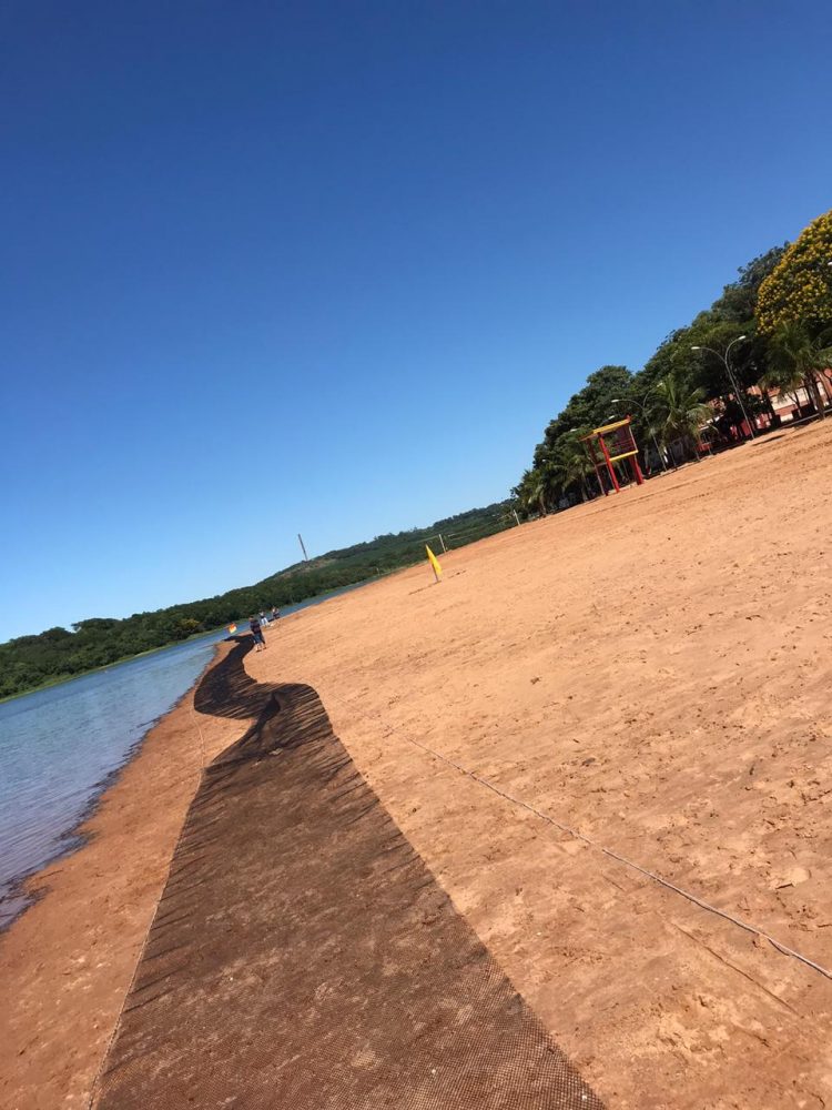 Praia de Itaipulândia recebe tela de proteção para evitar acidentes com piranha