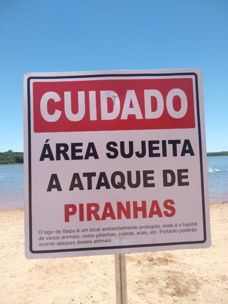 Praia de Itaipulândia recebe tela de proteção para evitar acidentes com piranha
