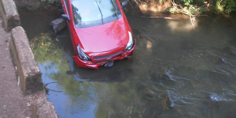 MISSAL: Condutor perde o controle e veículo cai em rio no interior de Missal