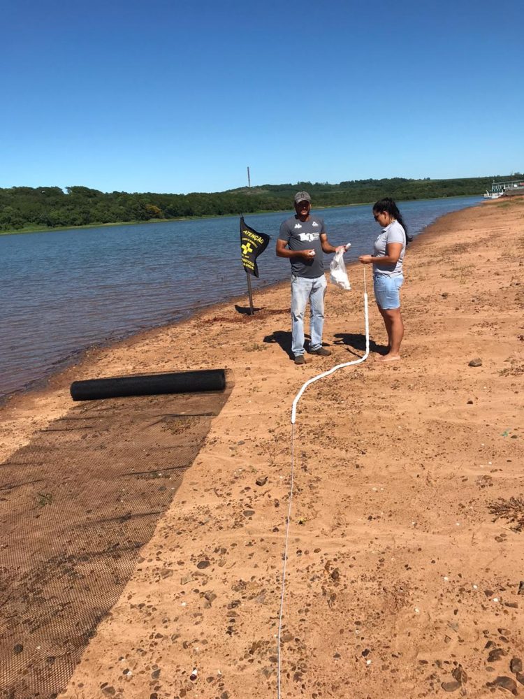 Praia de Itaipulândia recebe tela de proteção para evitar acidentes com piranha