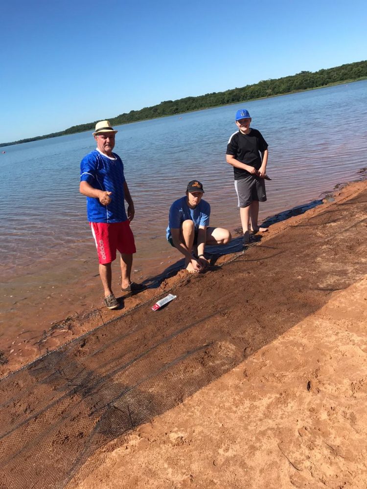 Praia de Itaipulândia recebe tela de proteção para evitar acidentes com piranha