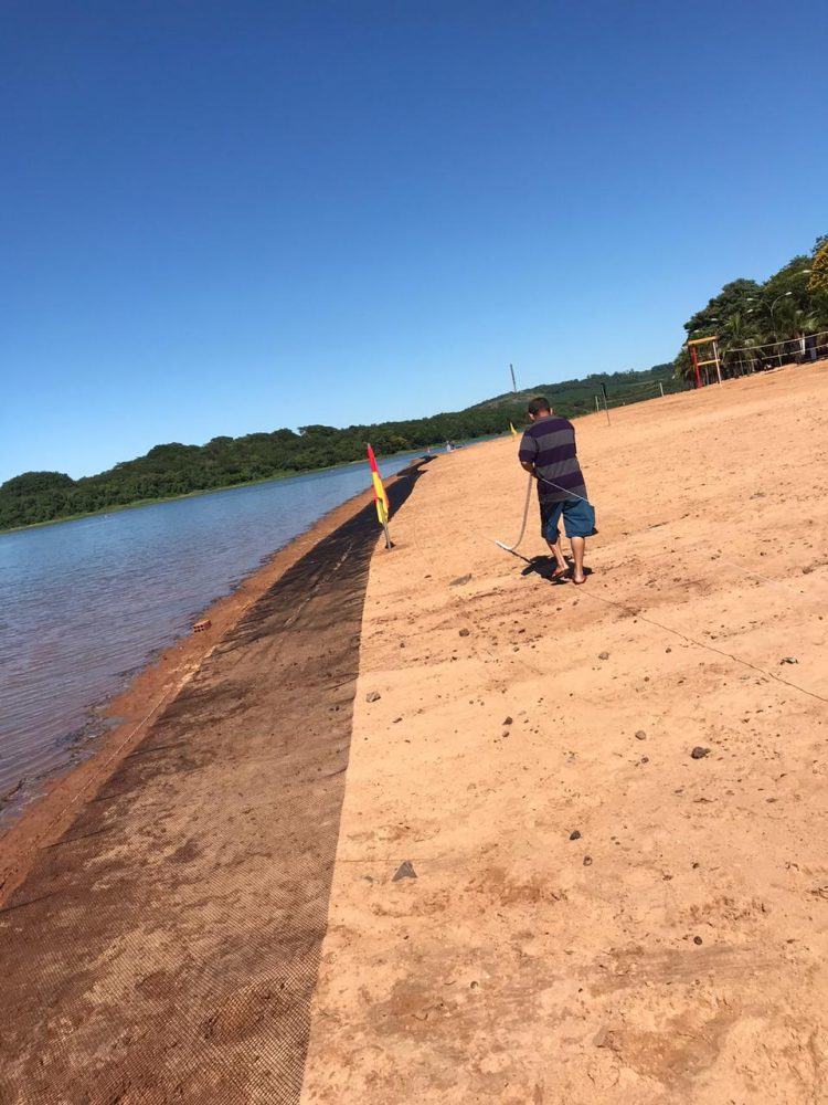 Praia de Itaipulândia recebe tela de proteção para evitar acidentes com piranha