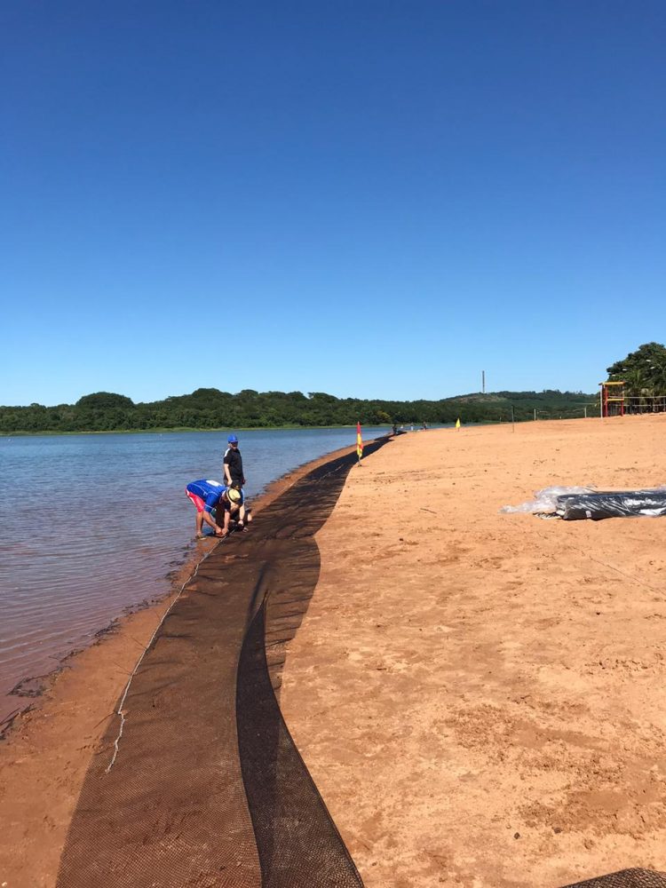 Praia de Itaipulândia recebe tela de proteção para evitar acidentes com piranha