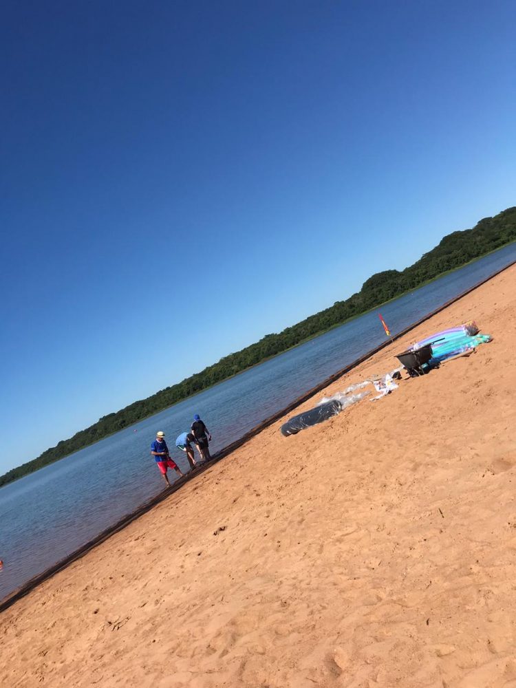 Praia de Itaipulândia recebe tela de proteção para evitar acidentes com piranha
