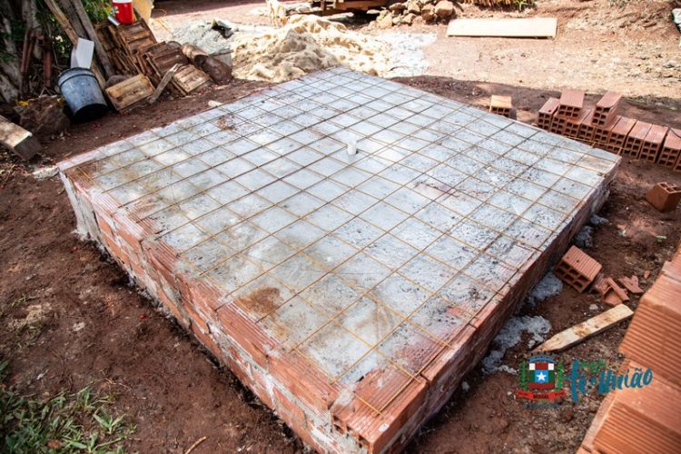 Construção de Cisterna em Linha São Francisco Missal vai auxiliar na produção de bananas