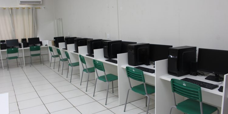 Secretaria de Educação inicia instalação dos laboratórios de informática em Itaipulândia