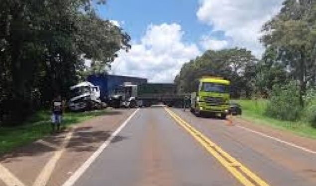 Quatro pessoas ficam feridas em batida de frente entre caminhão e carreta na BR-277, diz PRF