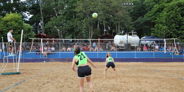 Duplas de Foz do Iguaçu vencem o Torneio Regional de Vôlei de Praia de Itaipulândia