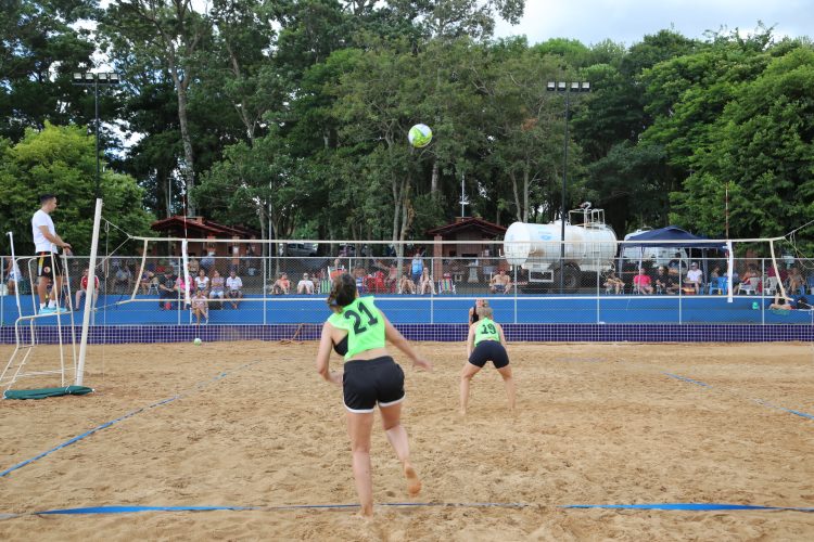 Duplas de Foz do Iguaçu vencem o Torneio Regional de Vôlei de Praia de Itaipulândia