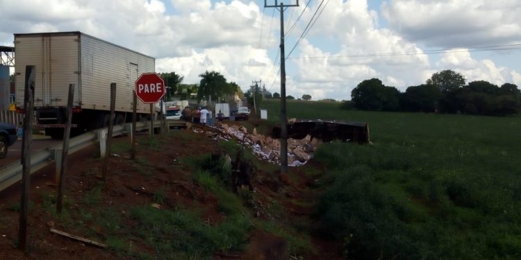 Missal: Caminhão tomba na curva do Bairro Renascer