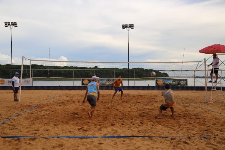 Duplas de Foz do Iguaçu vencem o Torneio Regional de Vôlei de Praia de Itaipulândia