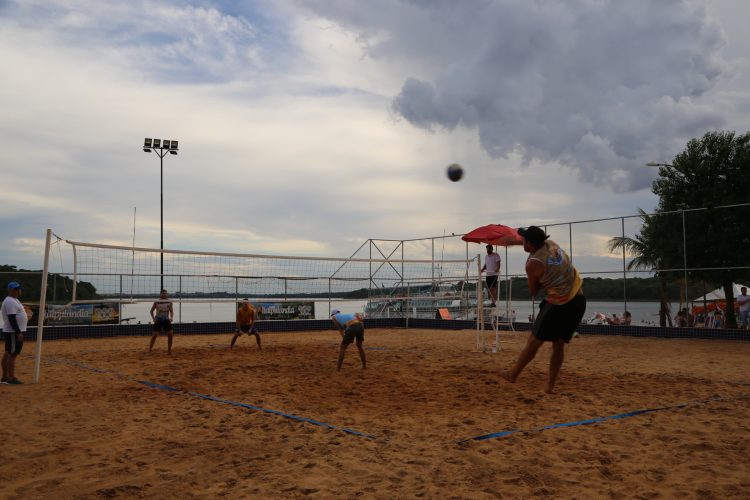 Duplas de Foz do Iguaçu vencem o Torneio Regional de Vôlei de Praia de Itaipulândia