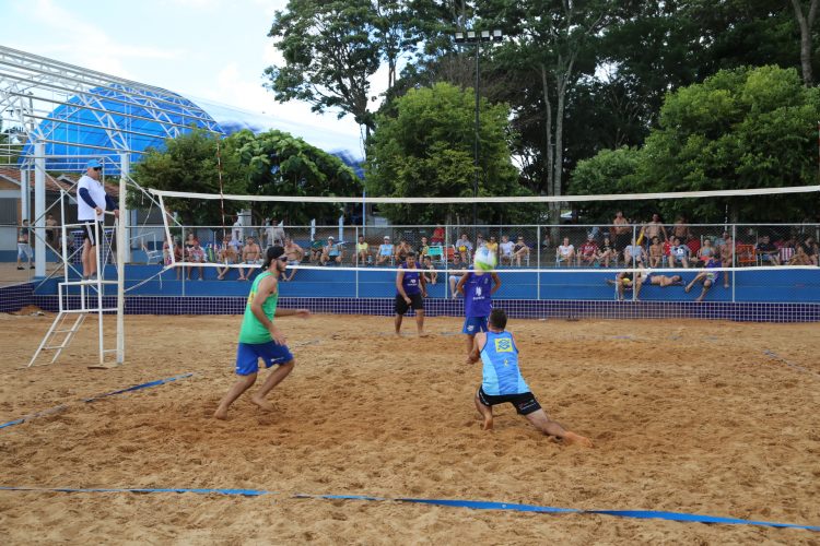 Duplas de Foz do Iguaçu vencem o Torneio Regional de Vôlei de Praia de Itaipulândia