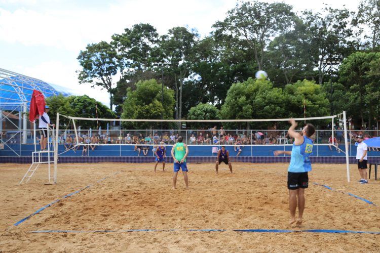 Duplas de Foz do Iguaçu vencem o Torneio Regional de Vôlei de Praia de Itaipulândia
