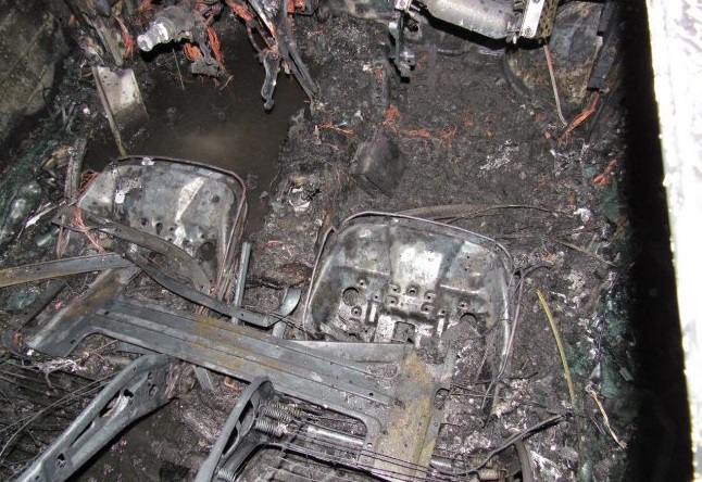 Veículo fica completamento destrúido pelas chamas em Santa Helena