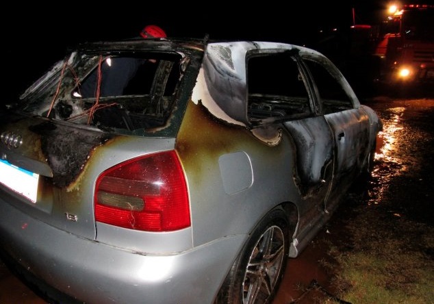 Veículo fica completamento destrúido pelas chamas em Santa Helena