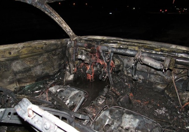 Veículo fica completamento destrúido pelas chamas em Santa Helena