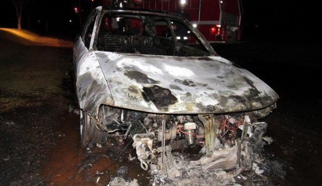 Veículo fica completamento destrúido pelas chamas em Santa Helena