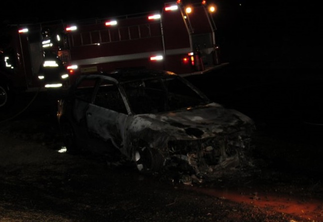 Veículo fica completamento destrúido pelas chamas em Santa Helena