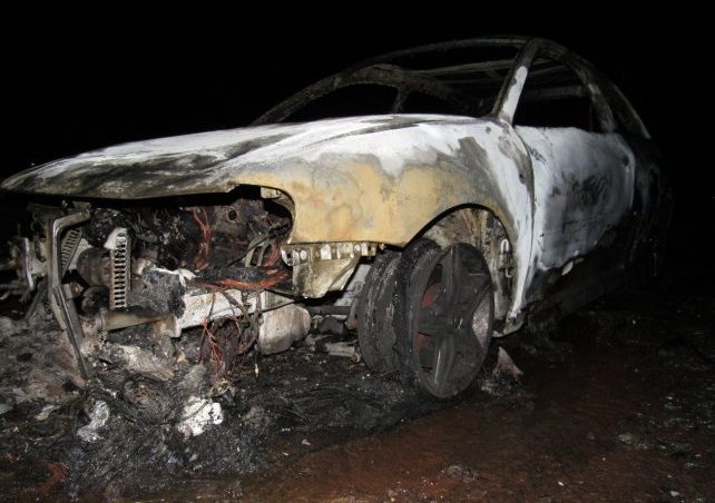 Veículo fica completamento destrúido pelas chamas em Santa Helena