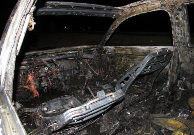 Veículo fica completamento destrúido pelas chamas em Santa Helena