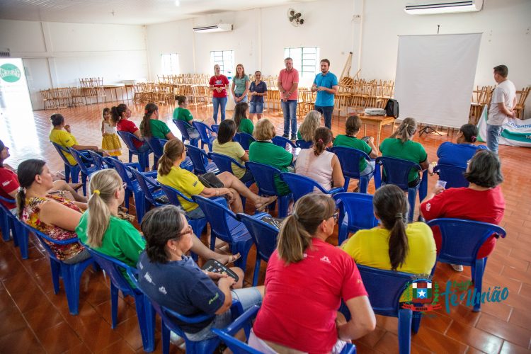 Atividade do Encontros e Caminhos aborda cuidados com a pele às mulheres agricultoras