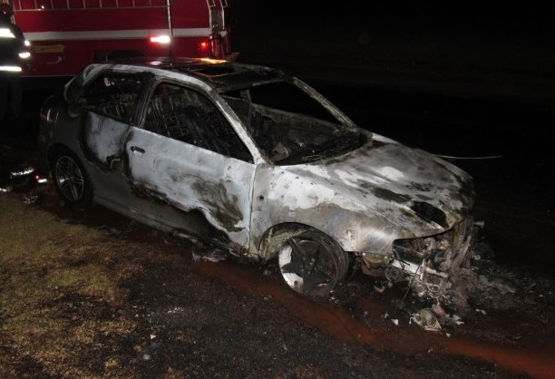 Veículo fica completamento destrúido pelas chamas em Santa Helena