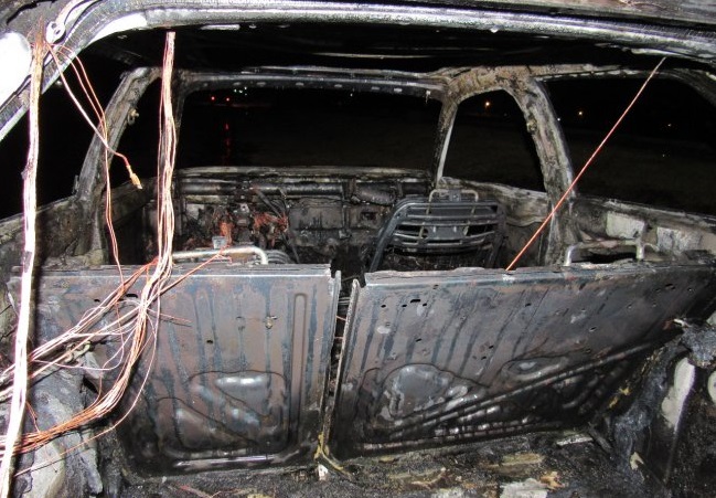 Veículo fica completamento destrúido pelas chamas em Santa Helena