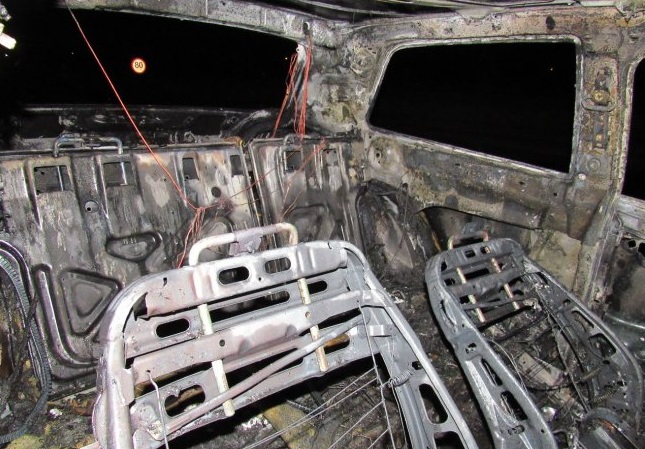 Veículo fica completamento destrúido pelas chamas em Santa Helena