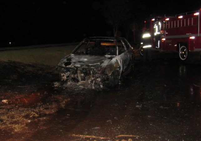 Veículo fica completamento destrúido pelas chamas em Santa Helena