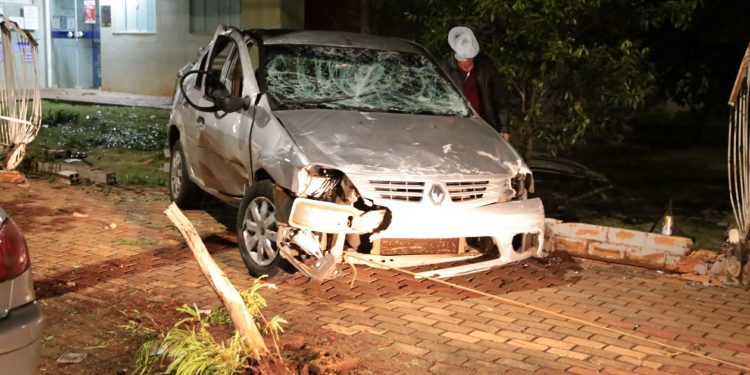 Condutor perde controle da direção e veículo bate e destrói grade de UBS em Itaipulândia