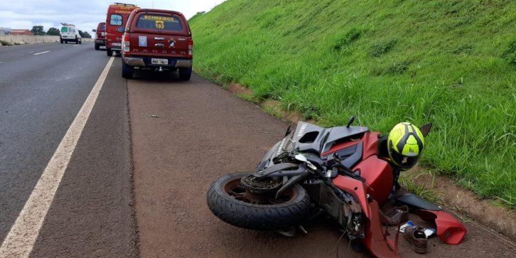 Motociclista fica gravemente ferido após perder o controle e cair na BR 467 em Cascavel