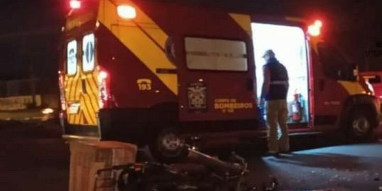 Motociclista fica gravemente ferido ao bater em um táxi em trevo da BR-277