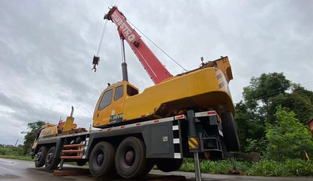 PR 488 é parcialmente interditada para retirada de caminhão carregado de ferragem que saiu da pista na segunda-feira