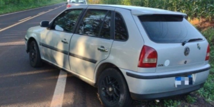 Jovens são flagrados dormindo em veículo sobre a rodovia em Missal