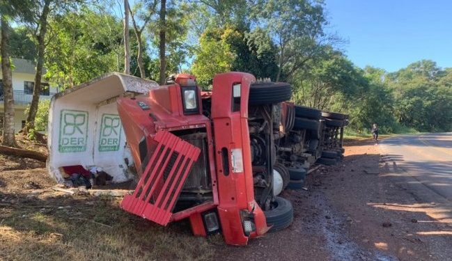 Carreta carregada de adubo tomba próximo à Ponte Queimada, entre Diamante D’Oeste e Santa Helena