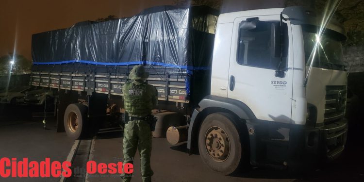 BPFRON apreende caminhão carregado com cigarros contrabandeados em Maripá (vídeo)