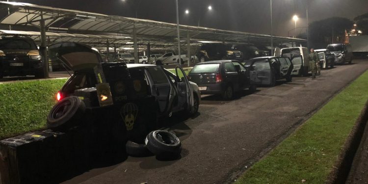 Veículos e cigarros contrabandeados são apreendidos em Itaipulândia por Forças Policiais