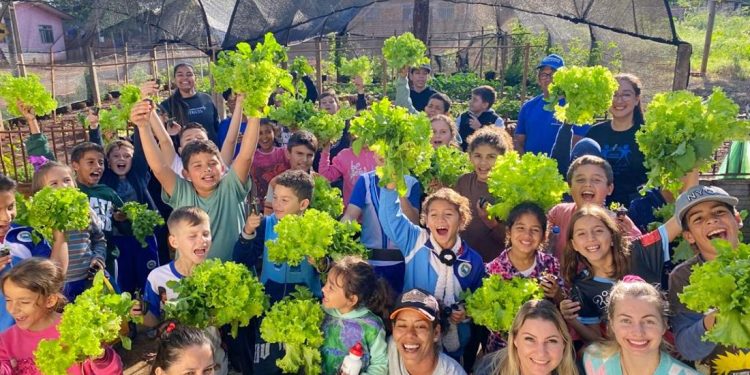Crianças participantes dos Programas do CRAS visitam o Viveiro Municipal